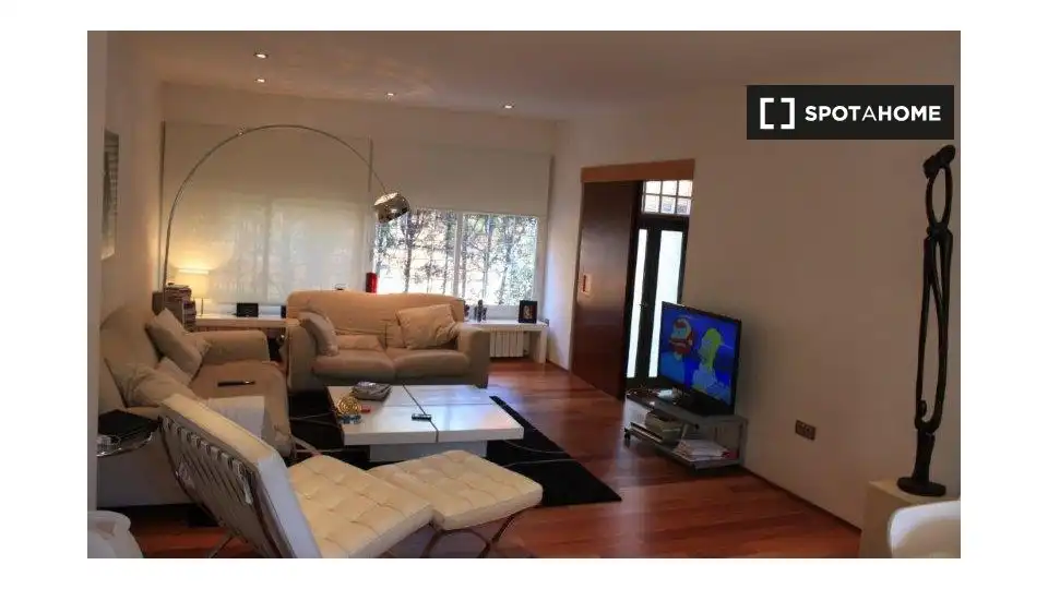 Living room of Flat for rent in Sevilla  with Air Conditioner, Heating and Furnished