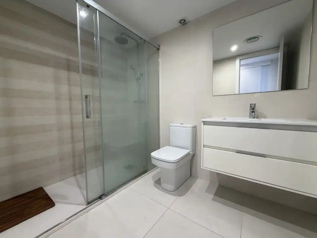 Bathroom of Flat for rent in Girona  with Air Conditioner, Heating and Oven