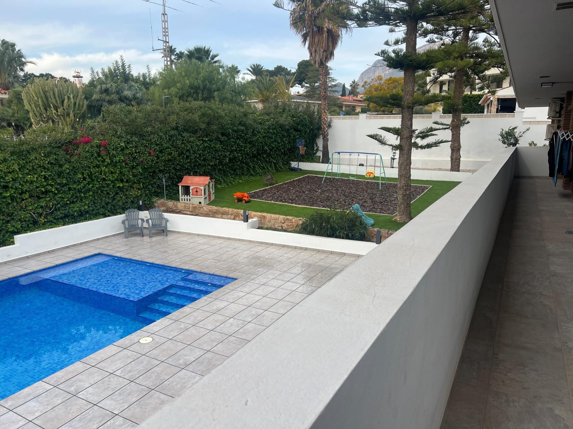 Piscina de Casa o xalet en venda en Benidorm amb Aire condicionat, Calefacció i Jardí privat