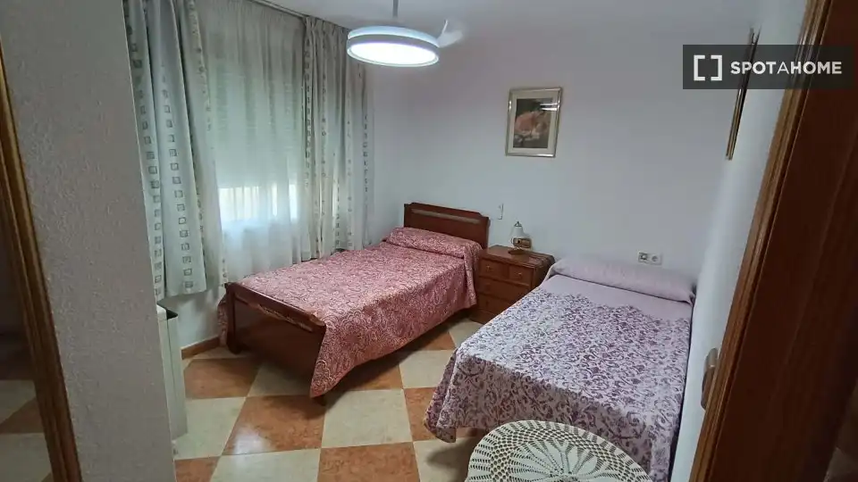 Habitación de Apartamento para compartir en Fuente Vaqueros con Aire acondicionado, Terraza y Amueblado