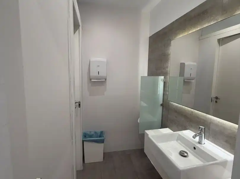 Badezimmer von Büro zur Miete in Nervión