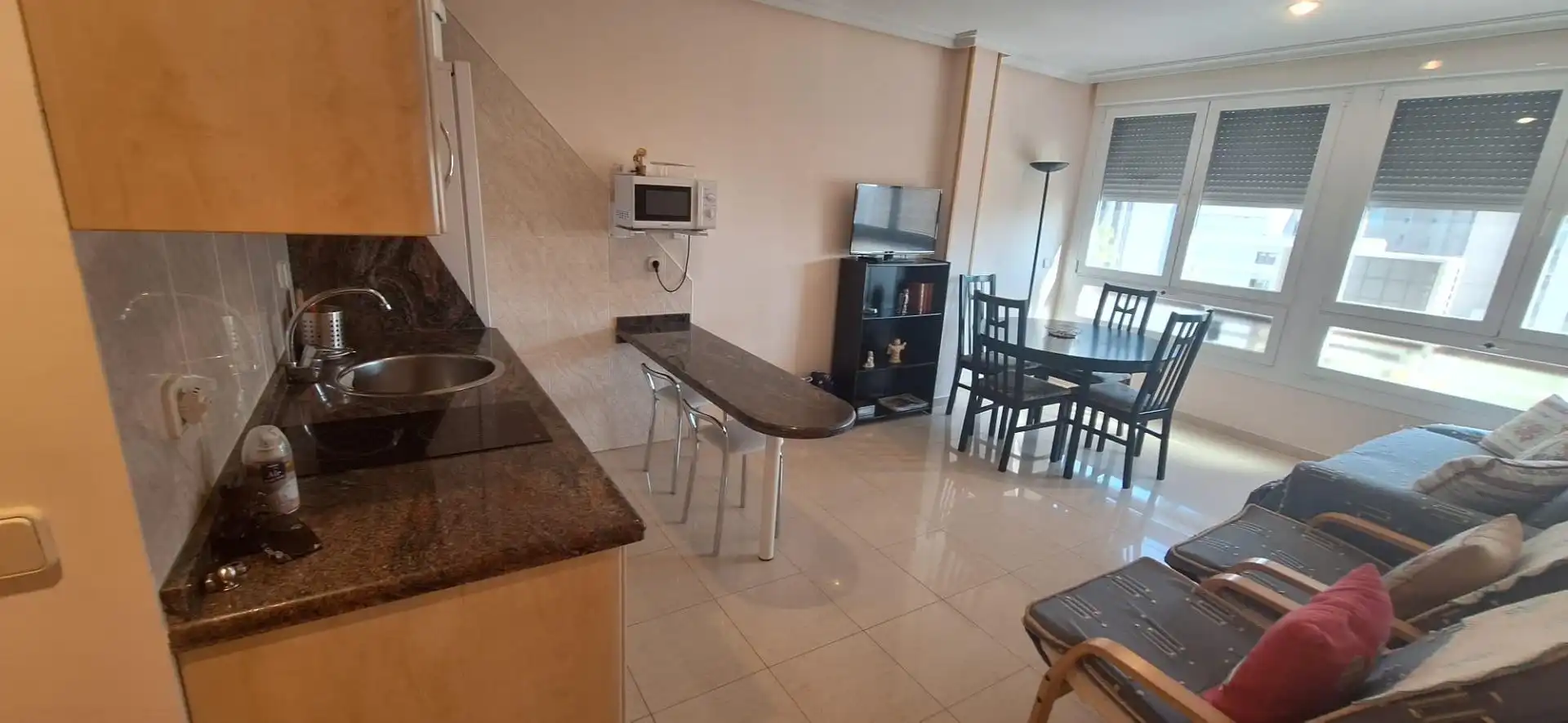 Cocina de Apartamento de alquiler en Benidorm con Aire acondicionado, Jardín privado y Amueblado
