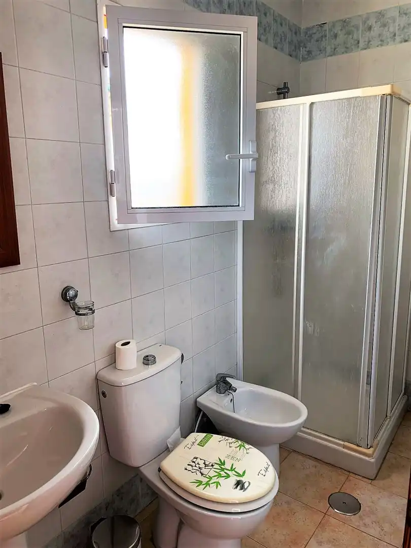 Baño de Apartamento de alquiler en Orihuela con Terraza y Piscina comunitaria