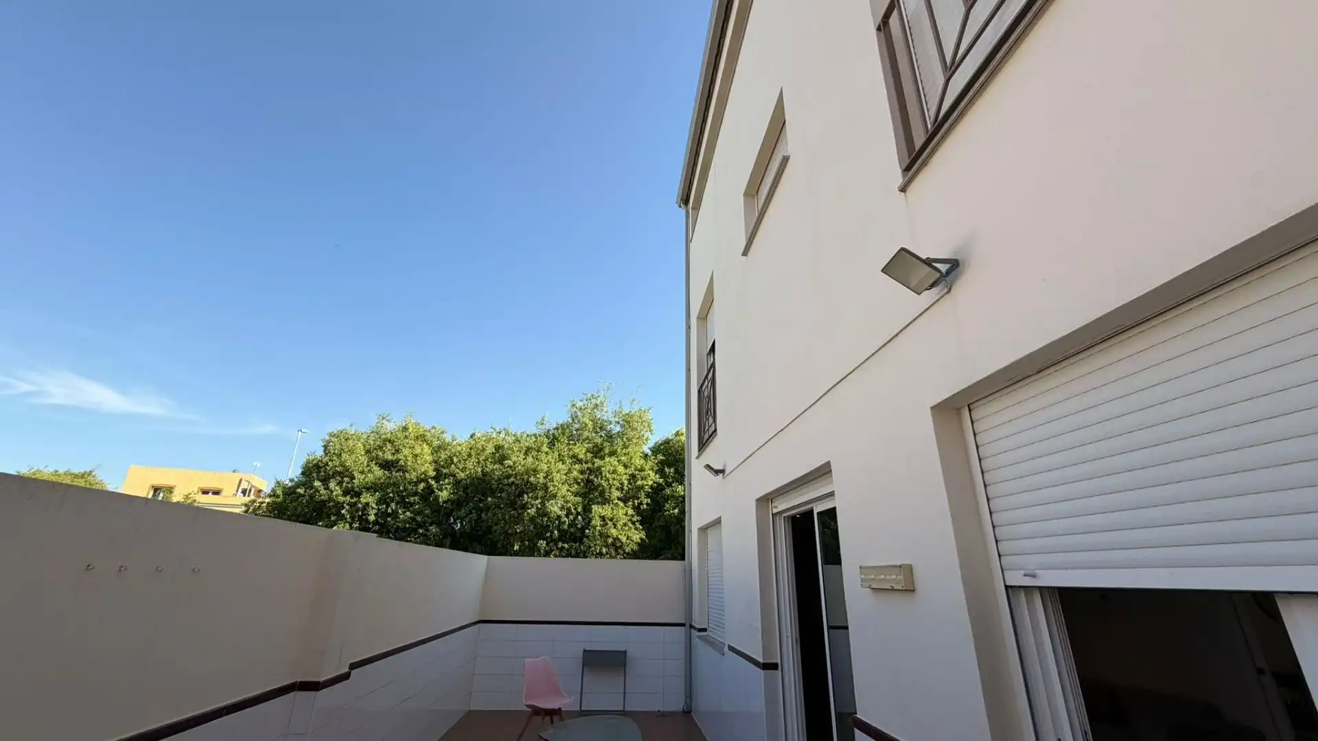 Außenansicht von Einfamilien-Reihenhaus zum Verkauf in Villanueva de Castellón mit Klimaanlage und Abstellraum