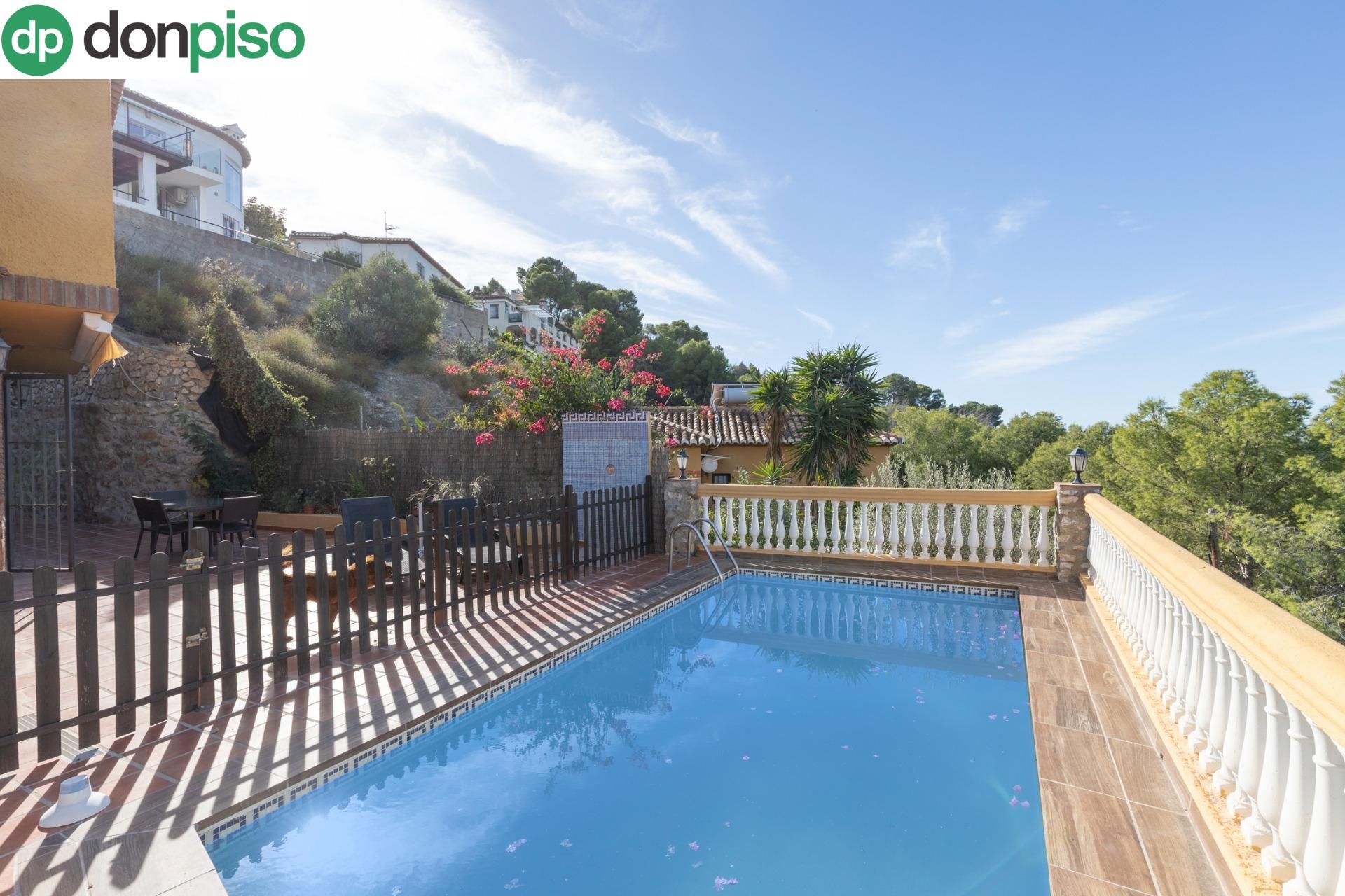 Vista exterior de Casa o xalet en venda en  Madrid Capital amb Aire condicionat, Calefacció i Jardí privat