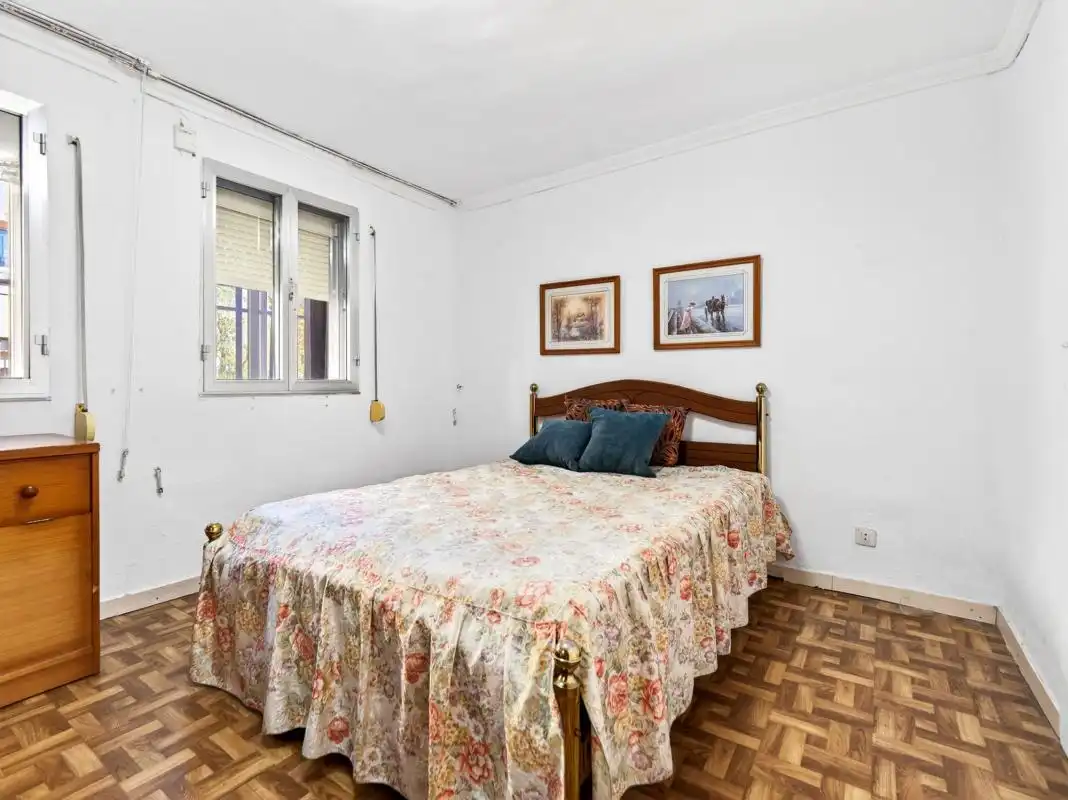 Habitación de Planta baja en venta en Madrid con Calefacción