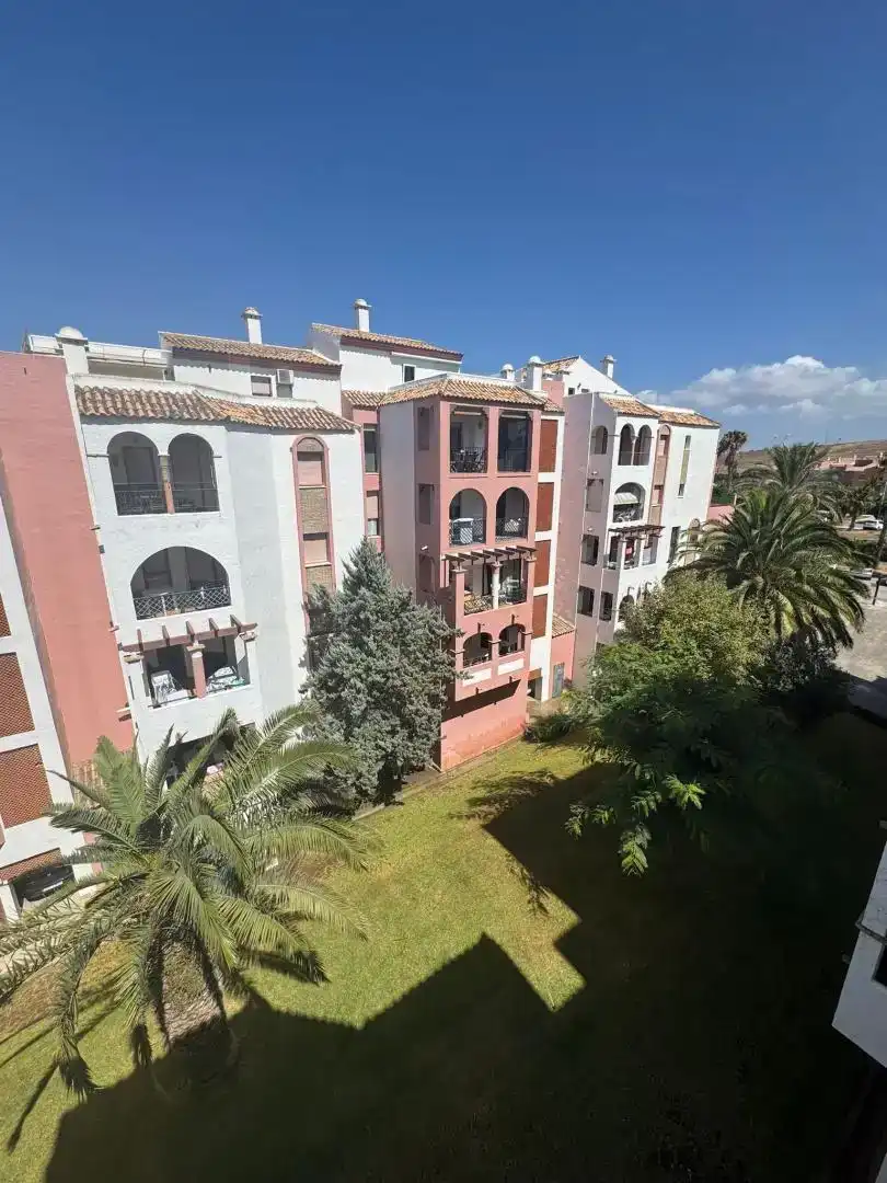 Vista exterior de Àtic en venda en Zahara de los Atunes amb Aire condicionat, Jardí privat i Traster