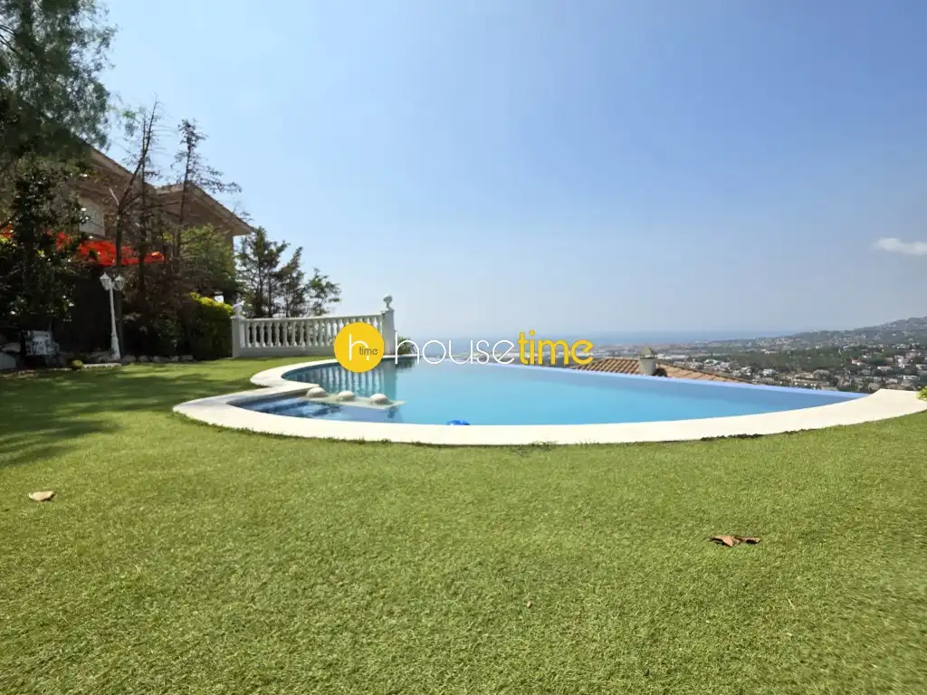 Piscina de Casa o xalet en venda en Cabrils
