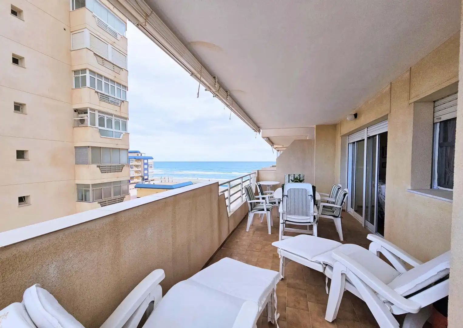 Terrassa de Apartament de lloguer en La Manga del Mar Menor amb Calefacció, Terrassa i Piscina comunitària