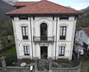 Vista exterior de Casa o xalet en venda en Ponga amb Terrassa i Balcó