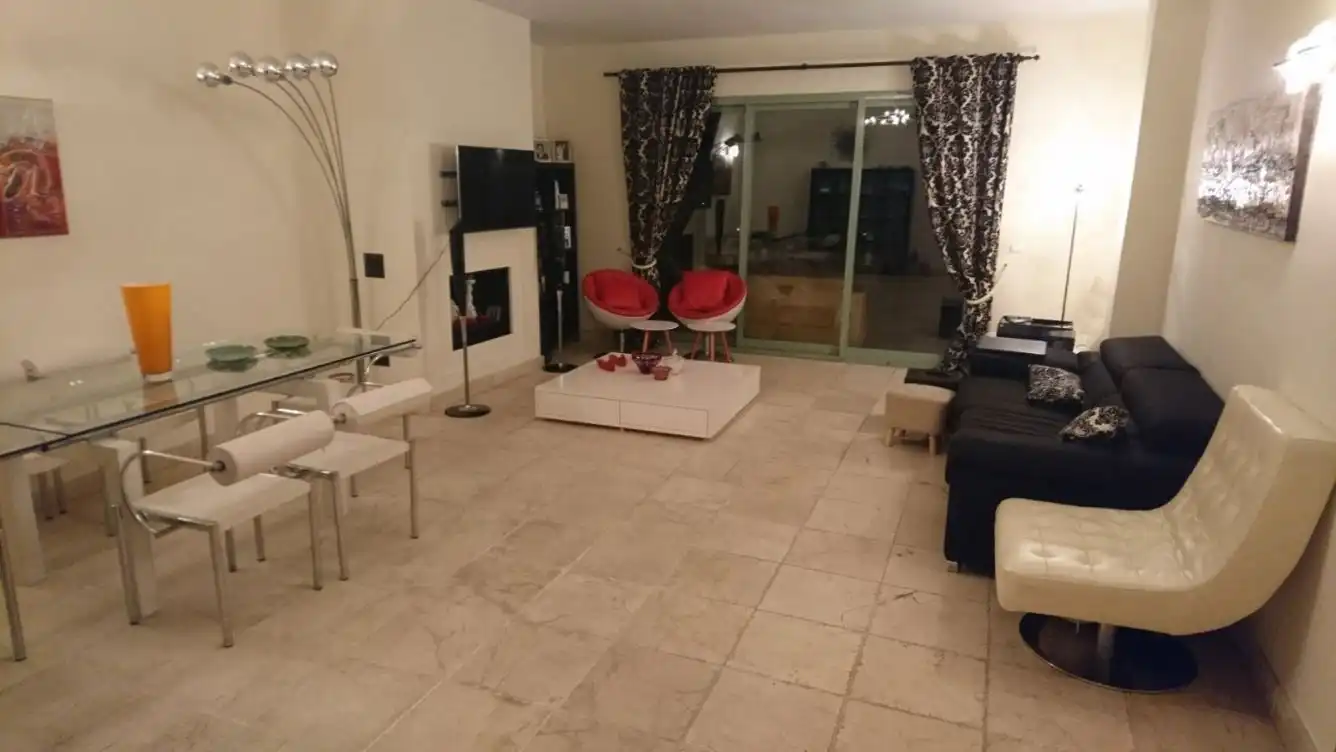 Sala de estar de Dúplex en venta en Benahavís con Aire acondicionado, Parquet y Terraza