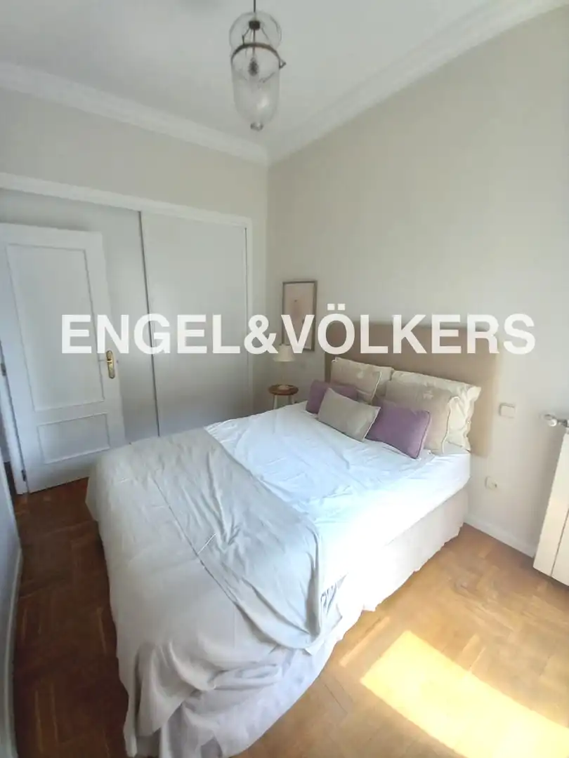 Schlafzimmer von Wohnung zur Miete in Madrid mit Klimaanlage, Heizung und Parkett