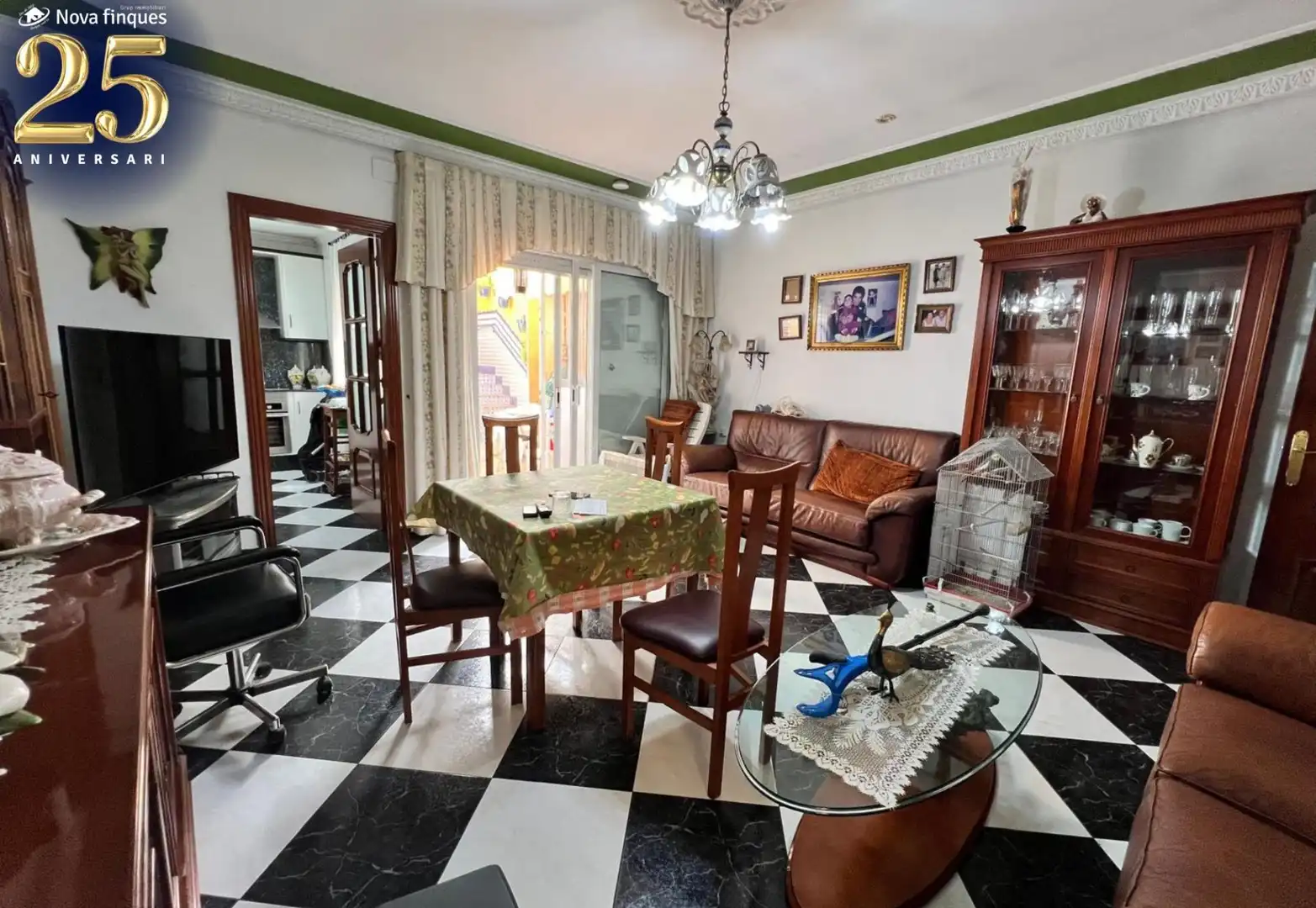 Sala d'estar de Casa o xalet en venda en Sabadell amb Aire condicionat, Jardí privat i Terrassa