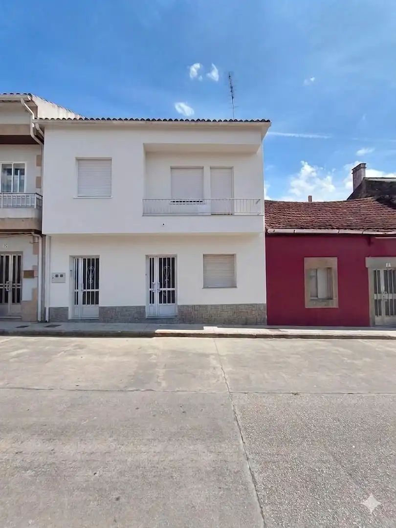 Vista exterior de Casa o xalet en venda en Vilagarcía de Arousa amb Calefacció, Terrassa i Traster