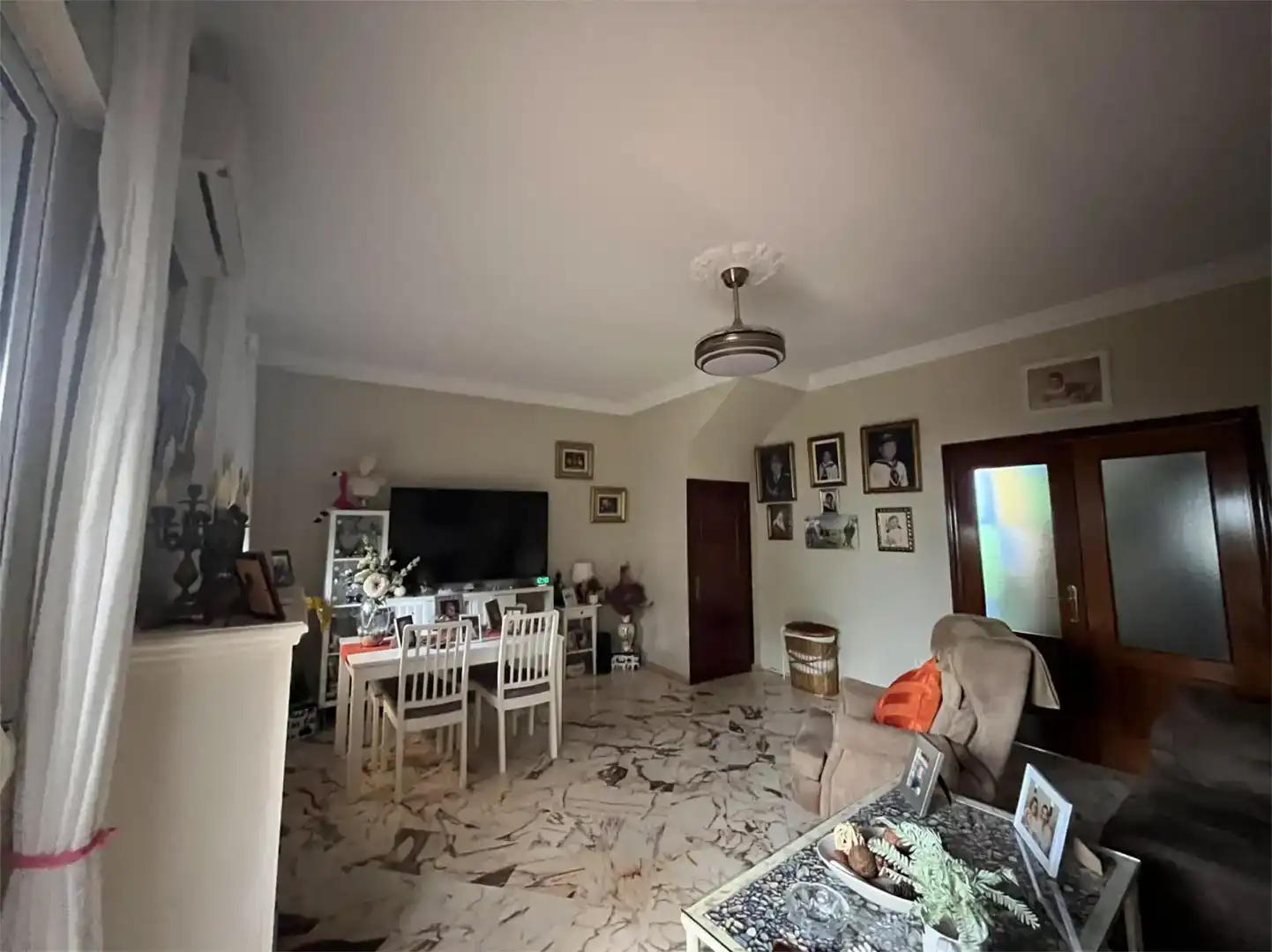 Sala d'estar de Casa adosada en venda en La Algaba amb Aire condicionat i Balcó
