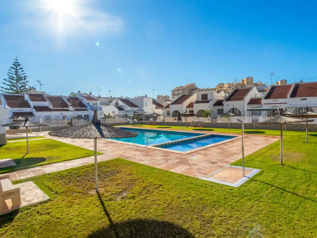 Piscina de Casa adosada en venda en Torrevieja amb Aire condicionat, Moblat i Piscina comunitària