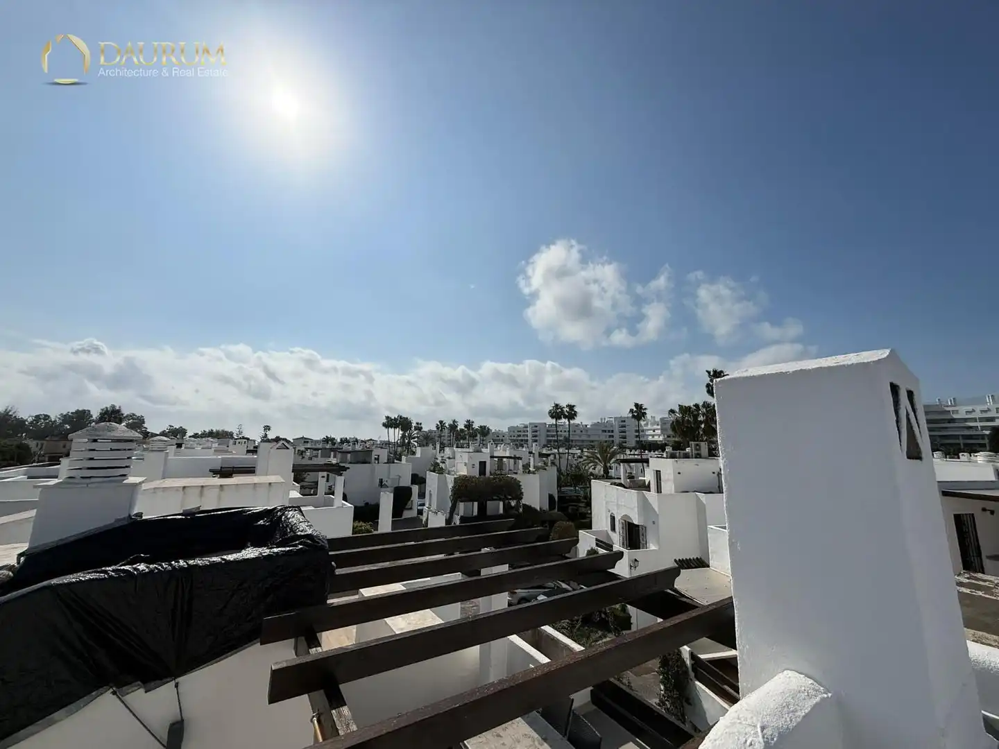 Vista exterior de Casa adosada en venda en Marbella amb Aire condicionat, Calefacció i Parquet