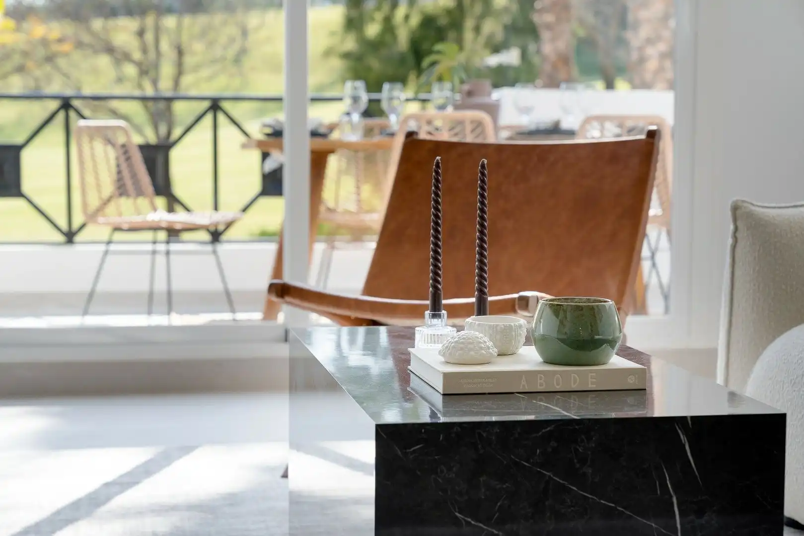 Sala de estar de Planta baja en venta en Benahavís con Aire acondicionado, Calefacción y Jardín privado