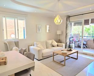 Sala d'estar de Apartament en venda en Marbella amb Jardí privat, Terrassa i Traster