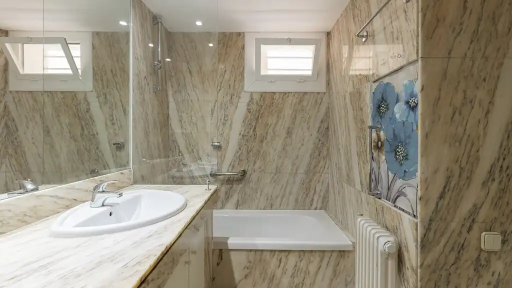 Bathroom of Apartments for sale in Barcelona  with Air Conditioner, Heating and Parquet flooring