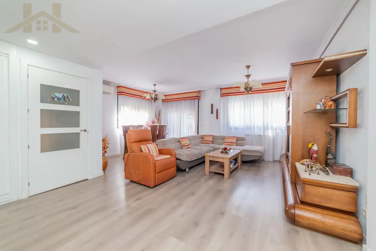 Sala de estar de Casa o chalet en venta en Mejorada del Campo con Aire acondicionado, Calefacción y Jardín privado