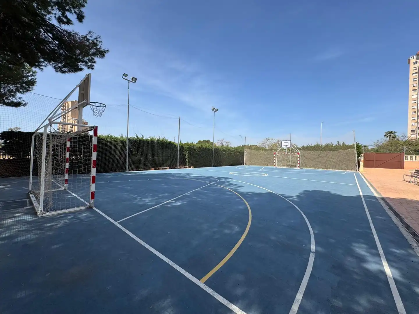 Aparcament de Apartament de lloguer en El Campello amb Jardí privat, Terrassa i Moblat