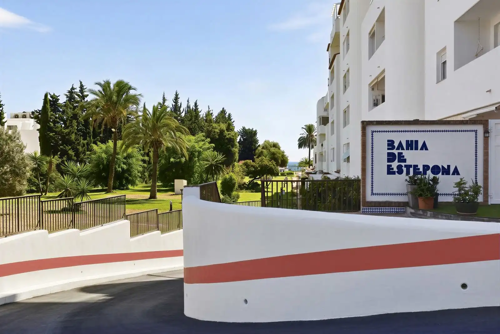 Exterior view of Flat for sale in Estepona  with Air Conditioner, Terrace and Community pool