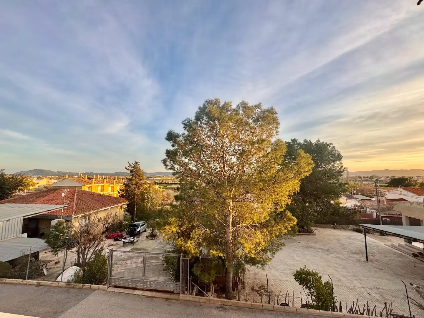 Vista exterior de Casa adosada en venda en Orihuela amb Traster i Balcó