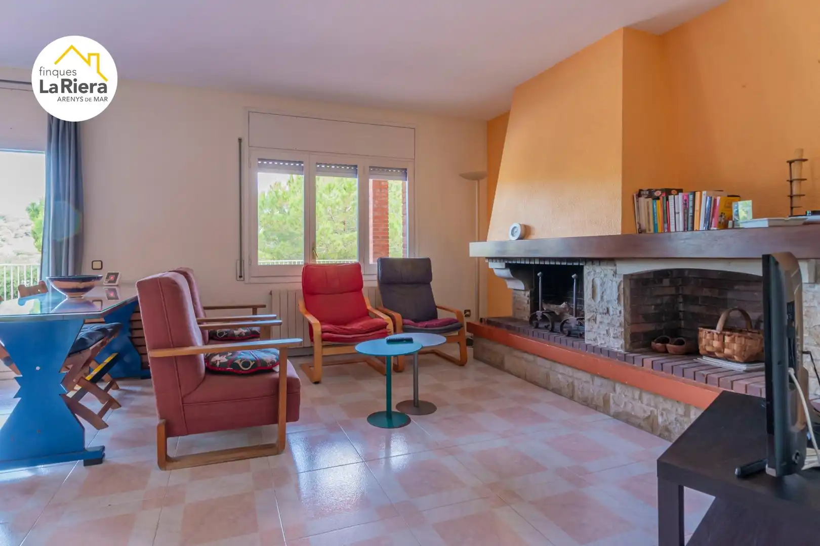 Sala d'estar de Casa o xalet en venda en Arenys de Munt amb Calefacció, Jardí privat i Piscina