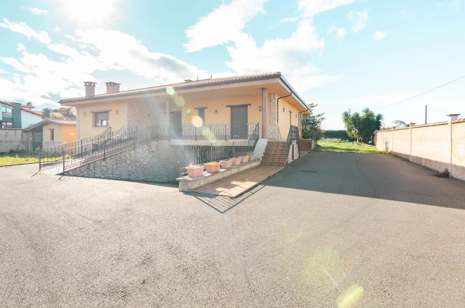 Vista exterior de Casa o chalet en venta en Santo Adriano con Calefacción, Piscina y Alarma