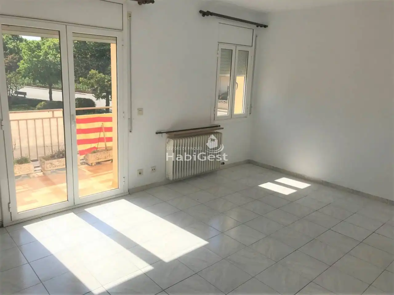 Außenansicht von Haus oder Chalet zum Verkauf in Medinyà mit Heizung und Terrasse