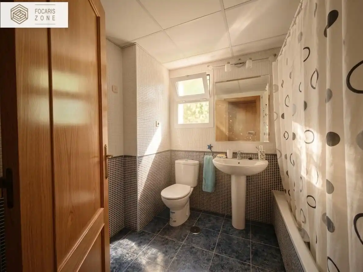 Casa aparellada amb terrassa en venda a Este, imagen 9