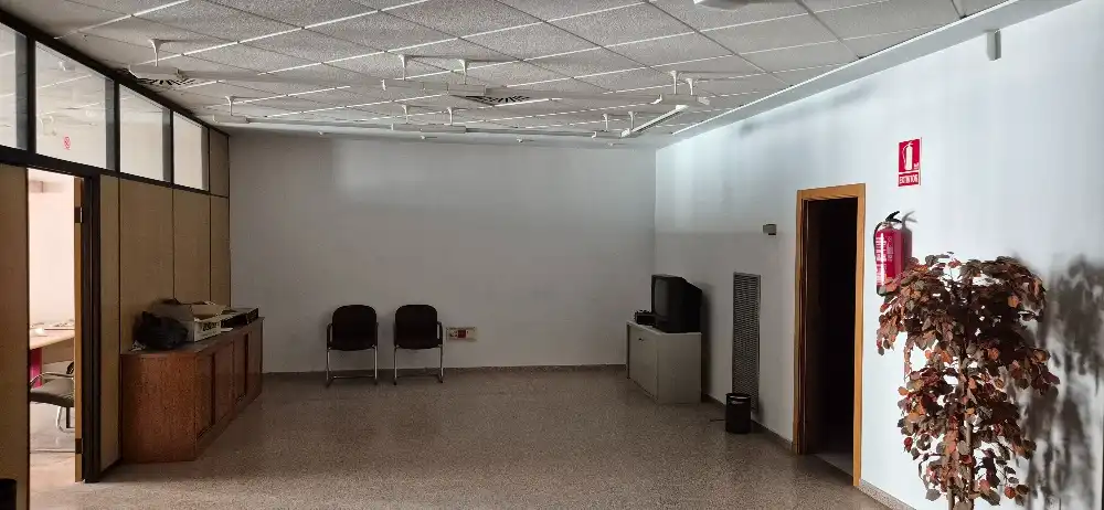 Oficina en venda en Almansa amb Moblat