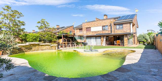 Casa adosada en Venta en Zona Europa