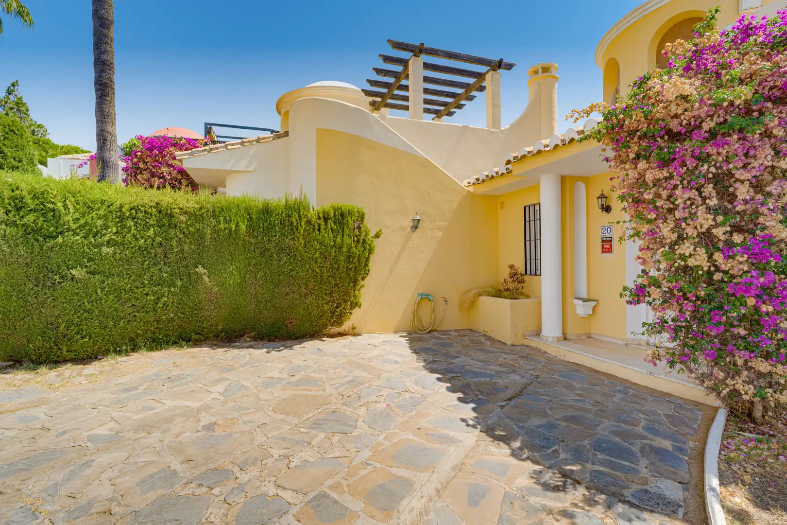 Vista exterior de Casa adosada en venda en Mijas amb Aire condicionat, Jardí privat i Terrassa