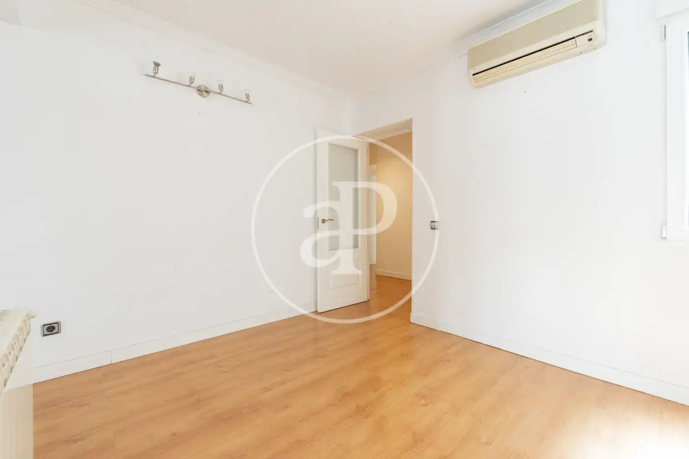 Flat with terrace for sale in Calle de Manuel Cortina, imagen 5
