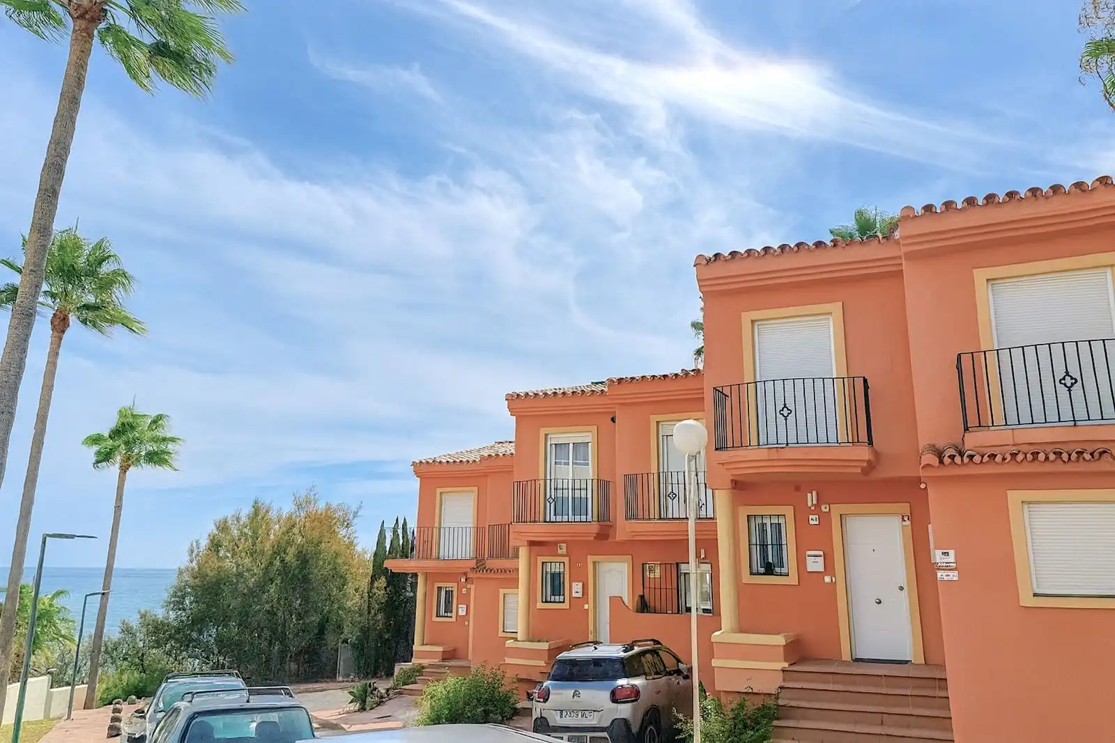 Vista exterior de Casa adosada en venda en Estepona amb Terrassa, Moblat i Piscina comunitària