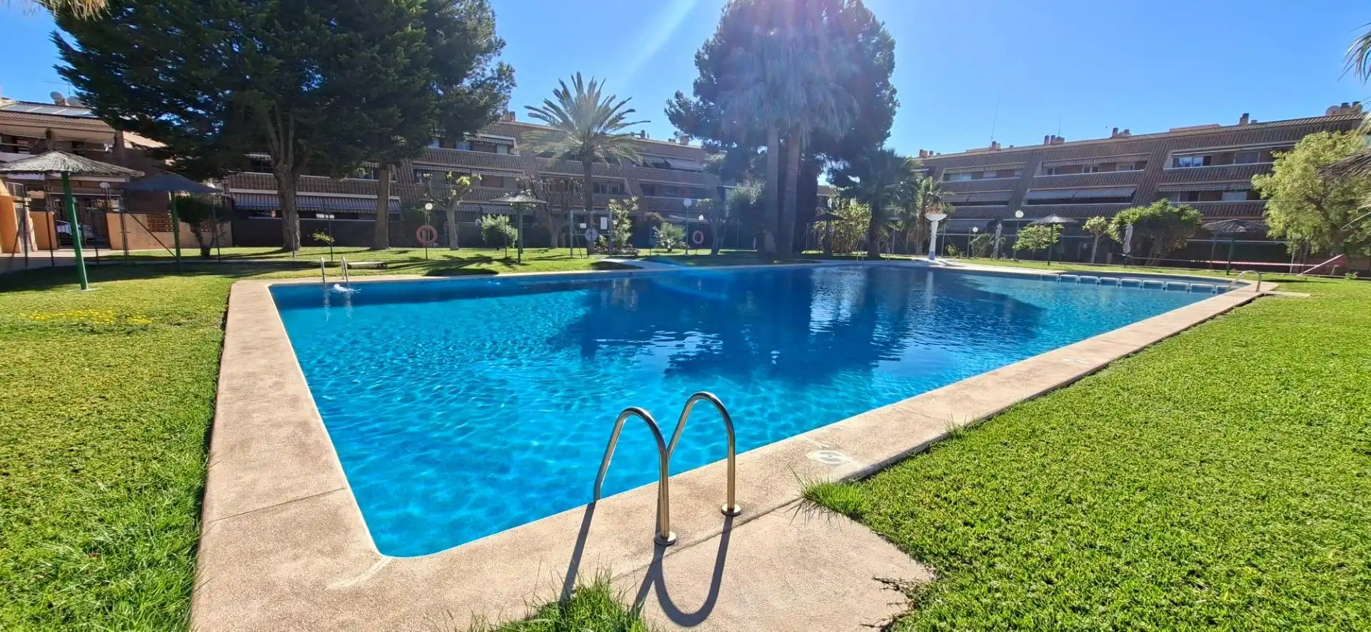 Schwimmbecken von Einfamilien-Reihenhaus zum Verkauf in Sant Joan d'Alacant mit Klimaanlage, Privatgarten und Terrasse
