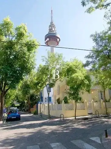 Vista exterior de Casa o xalet en venda en Madrid amb Aire condicionat, Calefacció i Jardí privat