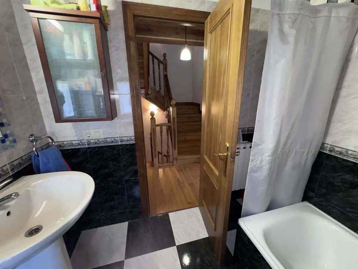 Baño de Casa adosada en venta en Llanes con Calefacción, Jardín privado y Terraza