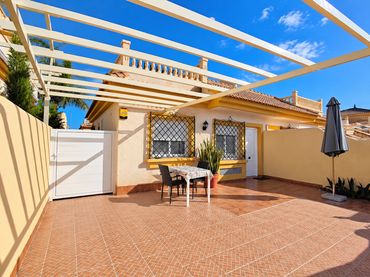 Casa aparellada amb balcó en venda a Los Montesinos