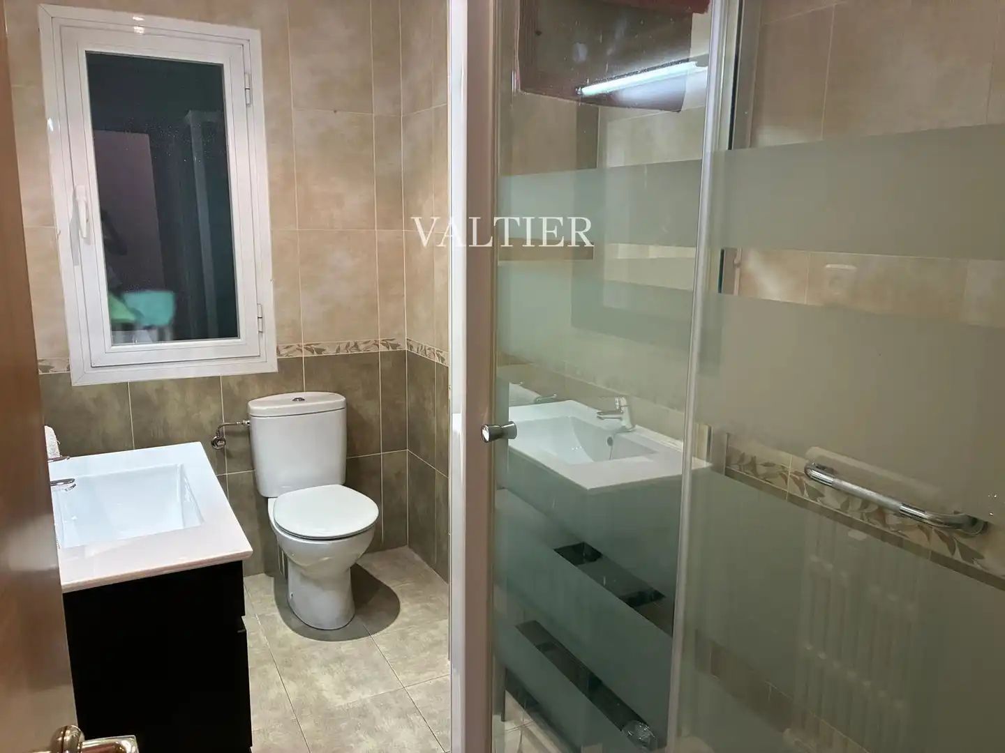 Badezimmer von Wohnung zur Miete in Madrid mit Terrasse, Abstellraum und Möbliert