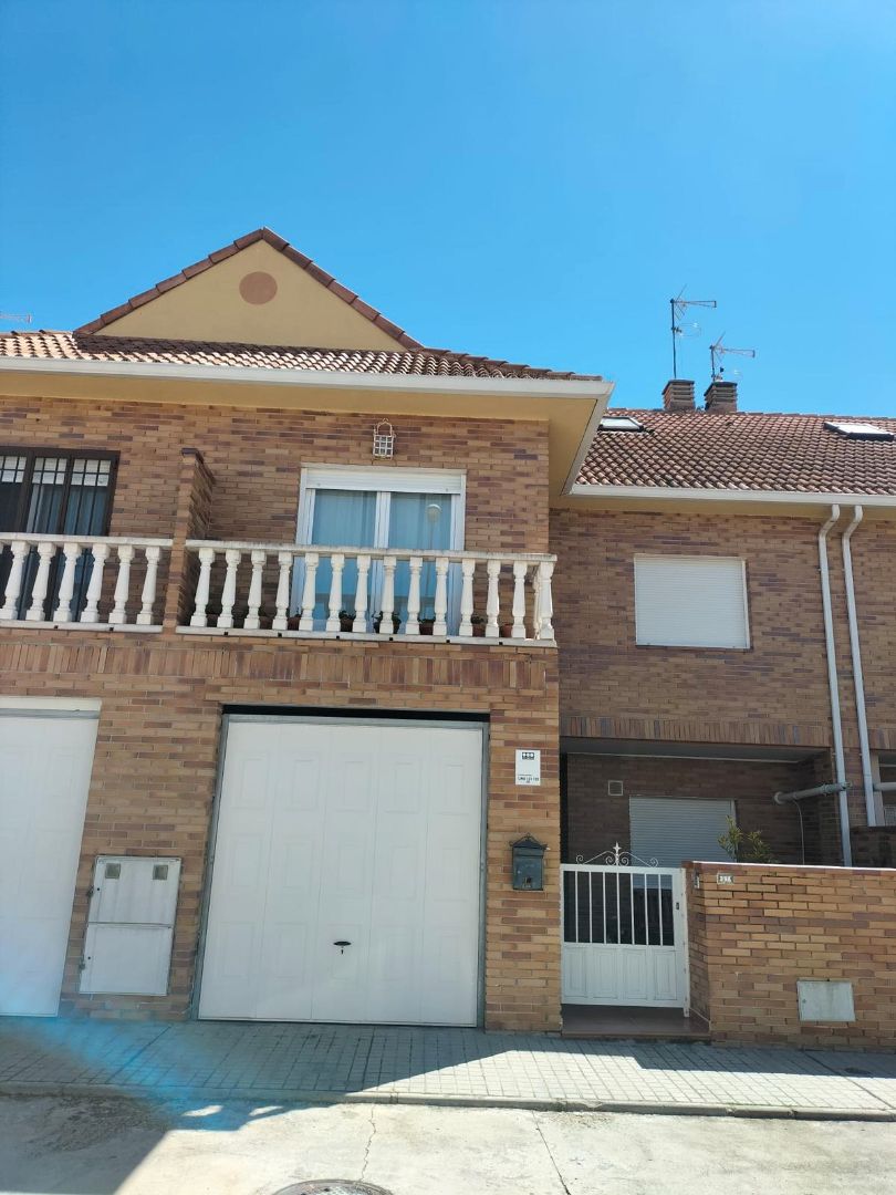 Vista exterior de Casa o xalet en venda en  Toledo Capital amb Aire condicionat, Calefacció i Terrassa