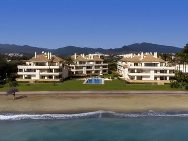 Baixos amb piscina en venda a Estepona Pueblo