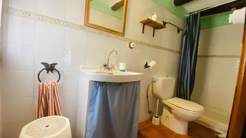 Baño de Finca rústica en venta en Villarluengo con Calefacción, Jardín privado y Terraza