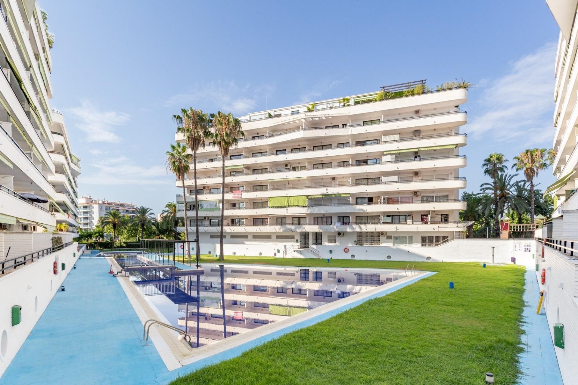 Piscina de Pis en venda en Salou amb Terrassa i Piscina comunitària