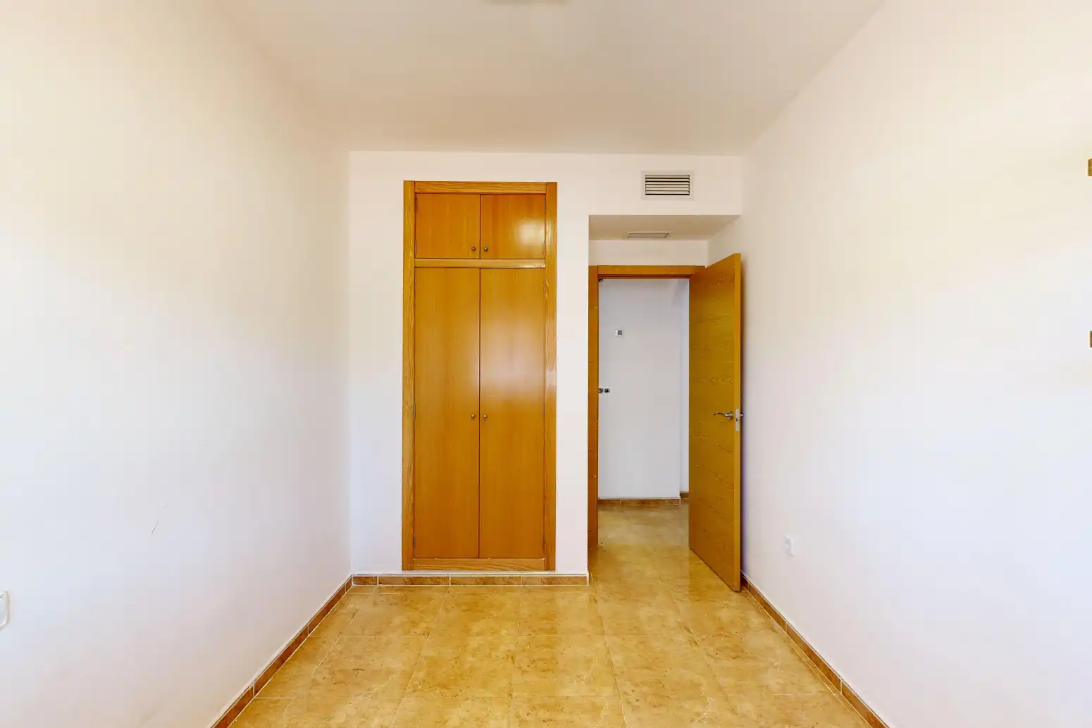 Wohnung zum Verkauf in Cartagena mit Privatgarten, Terrasse und Abstellraum