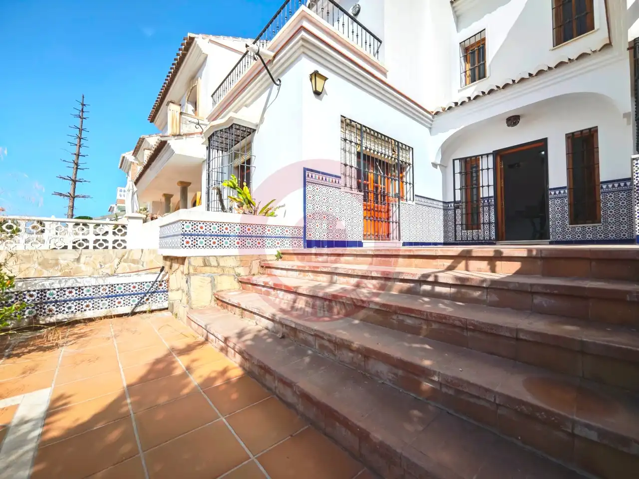 Vista exterior de Casa o xalet en venda en Vélez-Málaga amb Jardí privat i Terrassa