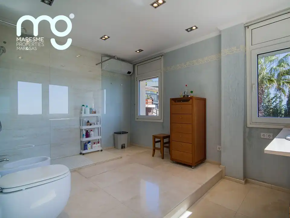 Baño de Casa o chalet en venta en Tiana con Aire acondicionado, Calefacción y Jardín privado