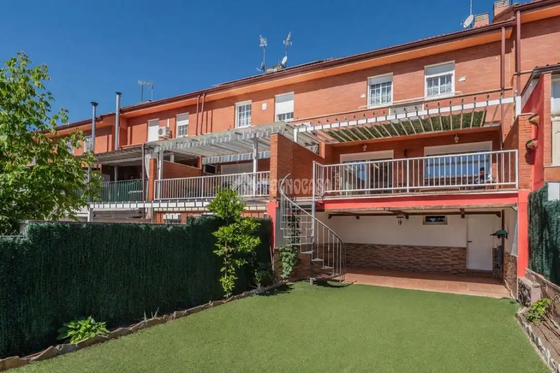 Casa aparellada en venda a Las Castañeras - Bulevar